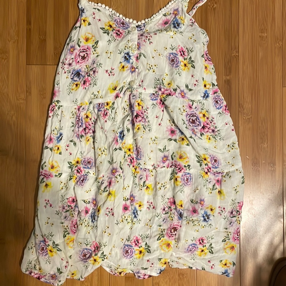 the size is a medium and fits to size. the brand is derek heart.